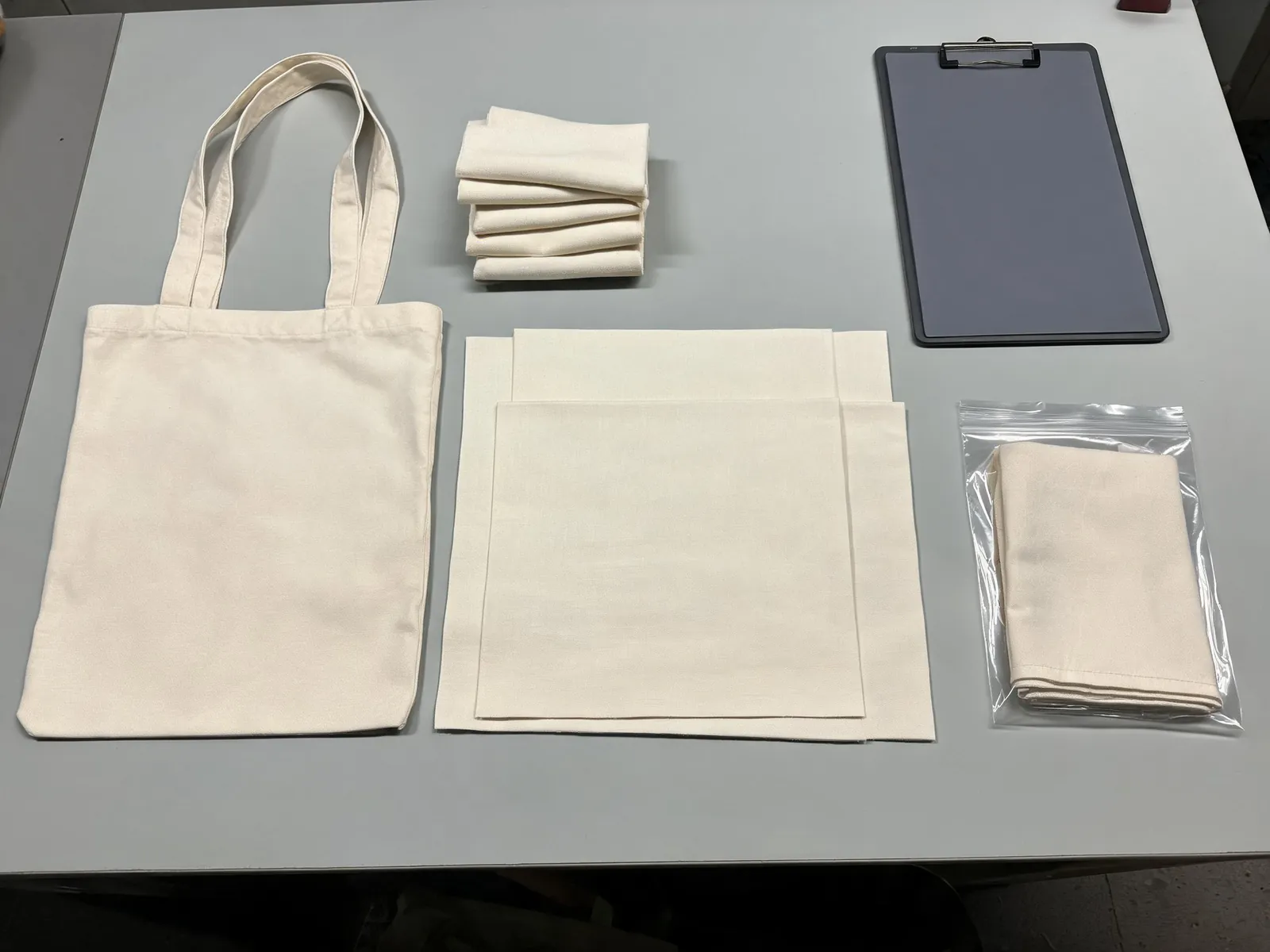 Materiales de bolsas tote de lona y paneles de corte preparados para revision de calidad