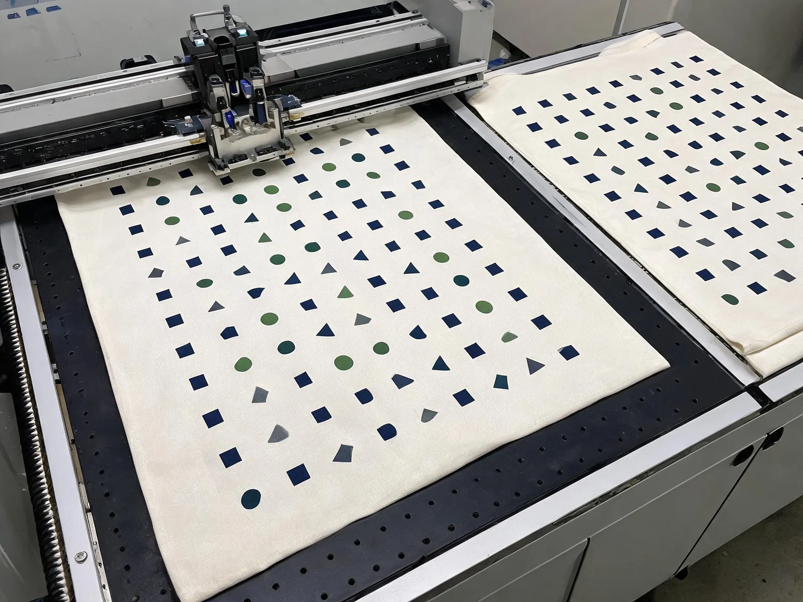 Impresora textil profesional aplicando un patron original sobre lona
